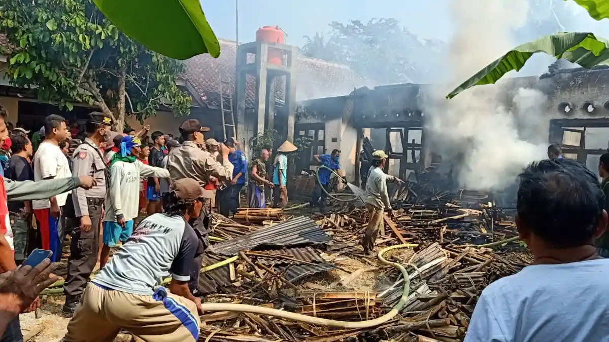 Saksi Lihat Percikan Api Kabel di Atas Genteng Gudang Sebelum Kebakaran di Purbalingga