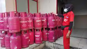 Tumpukan-tabung-LPG-12-kg-di-SPBU-Trosobo-Sidoarjo.jpg