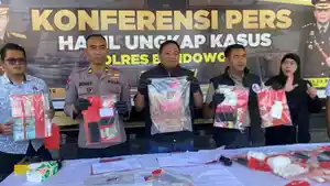 PENIPUAN-PMI-Kasat-Reskrim-Polres-Bondowoso-Iptu-Wawan-Triono-menunjukkan.jpg