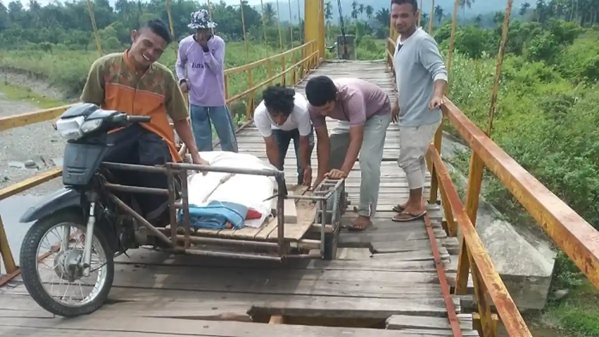 Kondisi Jembatan Gantung Rusak Parah, Warga Tiro dan Sakti Butuh Jembatan Permanen