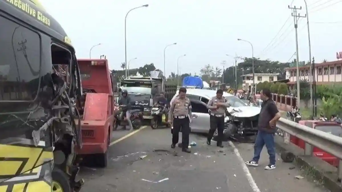 Kronologi Kecelakaan Beruntun di Cianjur, Mobil Elf Tabrak 4 Kendaraan hingga 7 Orang Terluka