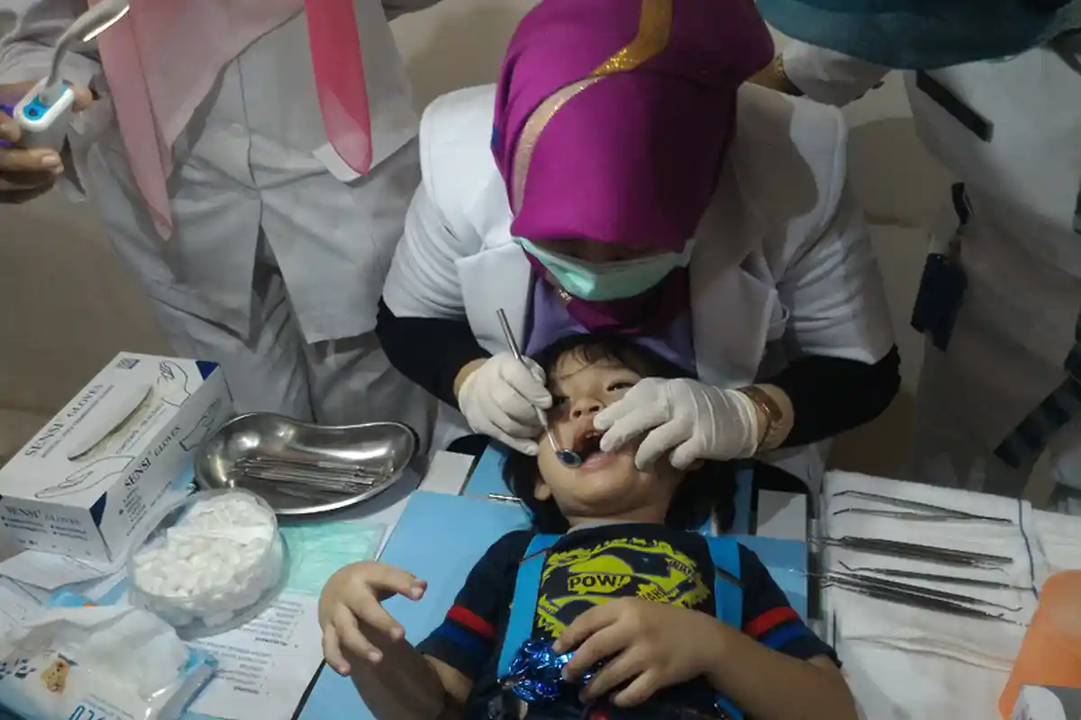 Mulai Usia Berapa Anak Dibiasakan Menyikat Gigi? Apa Dampak Anak Tidak Sikat Gigi?