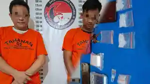 Personel-Satresnarkoba-Polres-Pematangsiantar-menunjukkan-barang-bukti-sabu.jpg