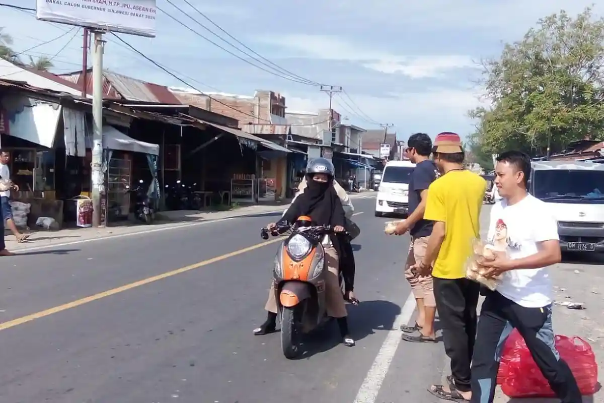 1.000 Roti Dibagikan Relawan Bebas Manggazali di Pasar Tomadio Polman, Warga Teriak 'Bebas Ka Saya'
