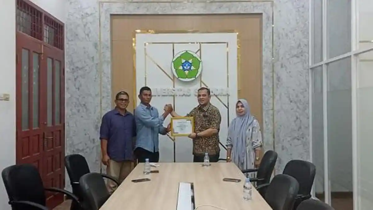 Unsam Serahkan Sertifikat kepada Eks Wabup Aceh Timur, Nasruddin Sumbang 100 Pohon Ketapang Kencana