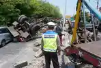 Video Gandengan Truk Semen Putus Hantam Mobil