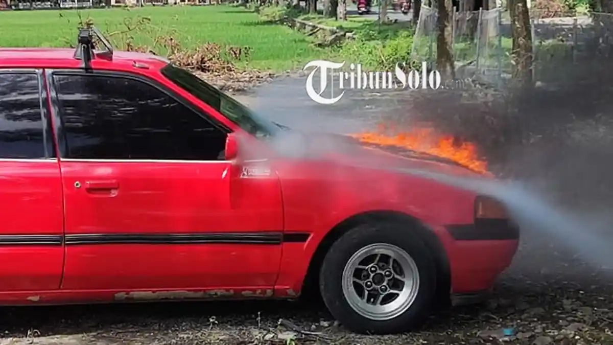 Mobil Mazda 323 Terbakar di Parkiran Edupark Intan Pari di Karanganyar, Api Muncul dari Kap Mesin