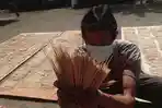 Sukamto-51-perajin-tusuk-sate-di-Kecamatan-Boyolangu-Tulungagung-Jumat-1552026.jpg