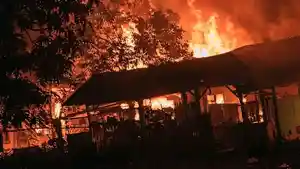 Massa-mengamuk-dan-bakar-Ponpes-Nurul-Jadid-Mesuji.jpg