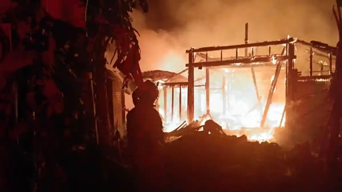 Kebakaran Hebat di Dander Bojonegoro, 3 Rumah Ludes Dilalap Si Jago Merah