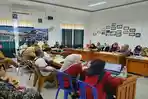 20251118-Kepala-BPJS-Kesehatan-Belitung-Laila-Kusuma-Ardani-memberi.jpg