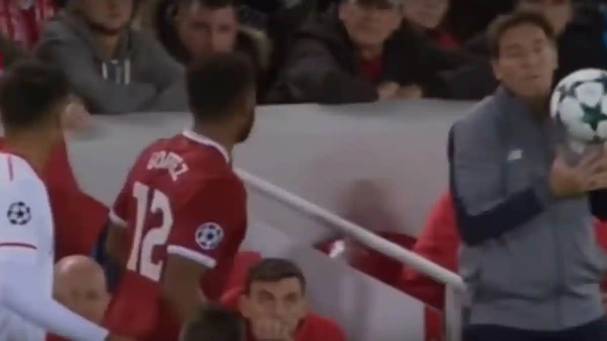 Pernyataan Konyol Pelatih Sevilla Usai Diusir Wasit Soal Insiden Membuang Bola