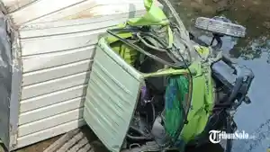 Truk-boks-pengangkut-paketan-sebelum-dievakuasi-dari-sungai-di-Senggrong-2.jpg
