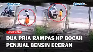Dua-Pria-Rampas-HP-Bocah-Penjual-Bensin-Eceranzzzz.jpg
