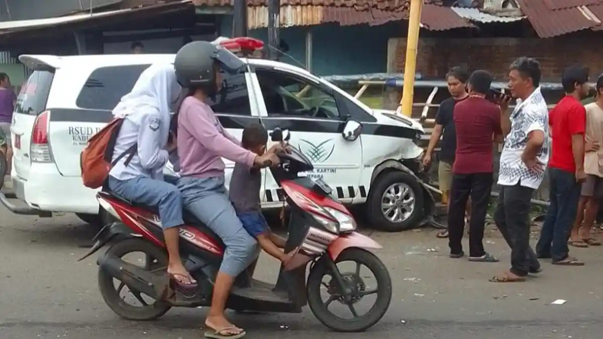Kronologi Kecelakaan Ambulans Pengangkut Jenazah Ditabrak Truk di Jepara, Ringsek