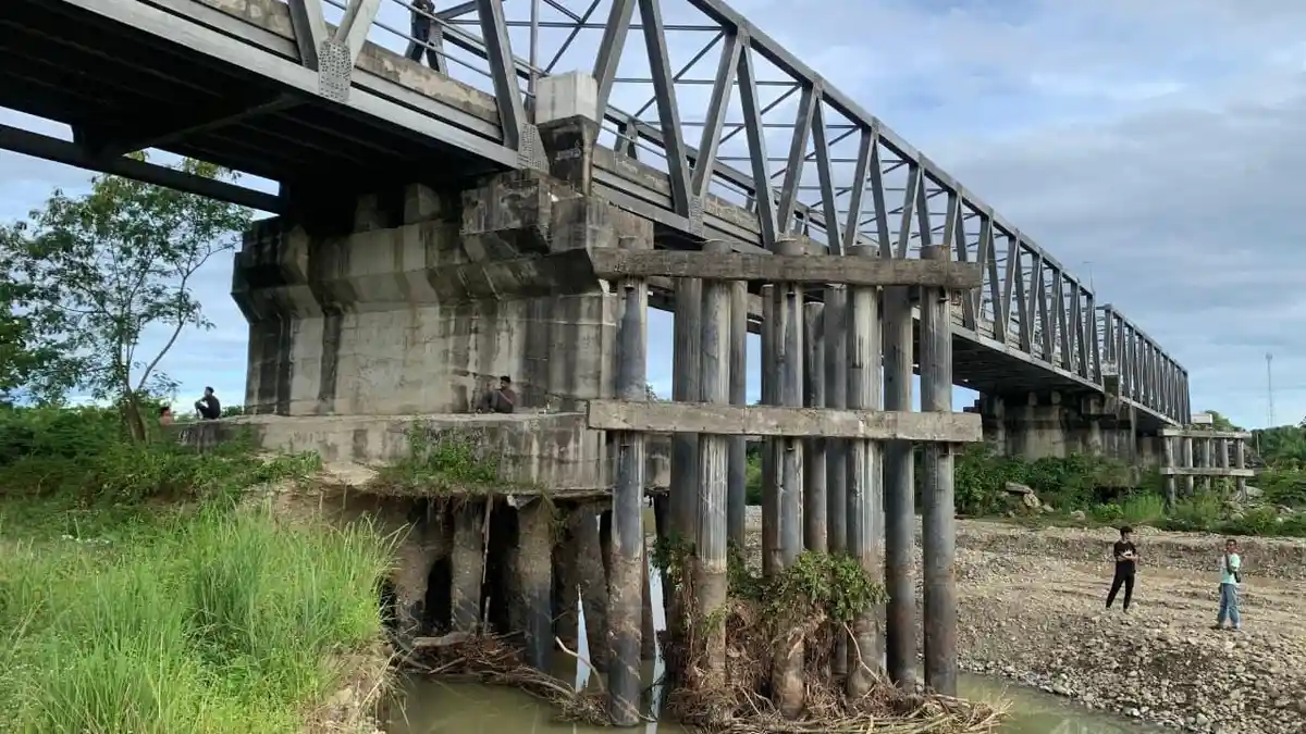 Tiang Jembatan Rangka Baja Tergerus, Butuh Perbaikan Secara Permanen - Serambinews.com