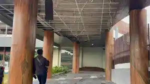 Kondisi-plafon-Gedung-Taman-Abirama-Tuban-yang-kembali-ambrol-usai-diterjang-hujan-deras.jpg