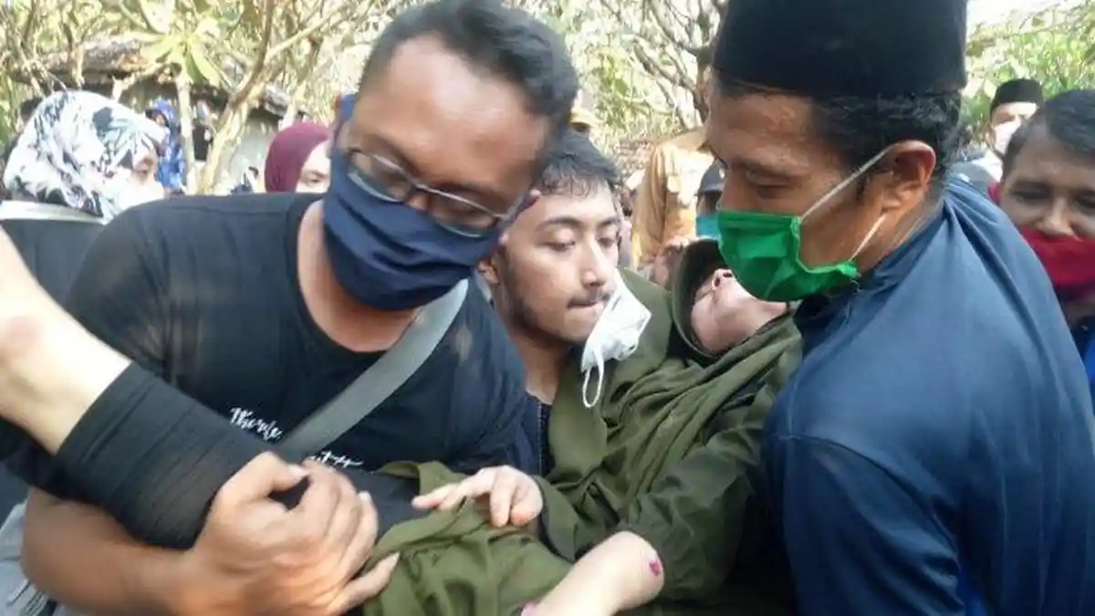 Saputri Istri Didi Kempot Pingsan saat Pemakaman Suami di Ngawi