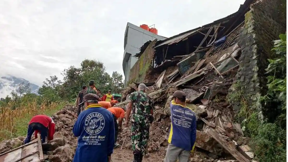 Akibat Diguyur Hujan Deras, Tembok Rumah Warga di Magetan Roboh