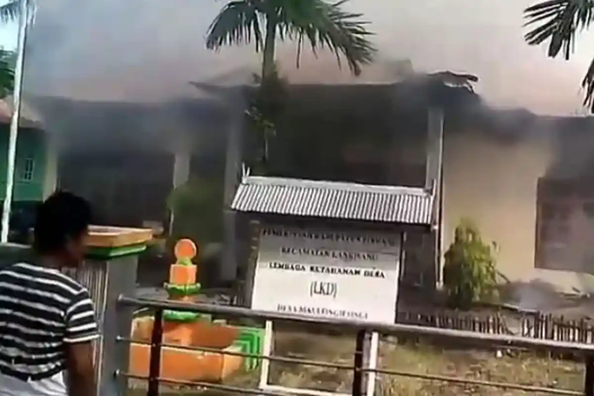 Geram Akta Jual Beli Tanah Tak Kunjung Selesai, Pria Ini Live Facebook Saat Bakar Kantor Desa