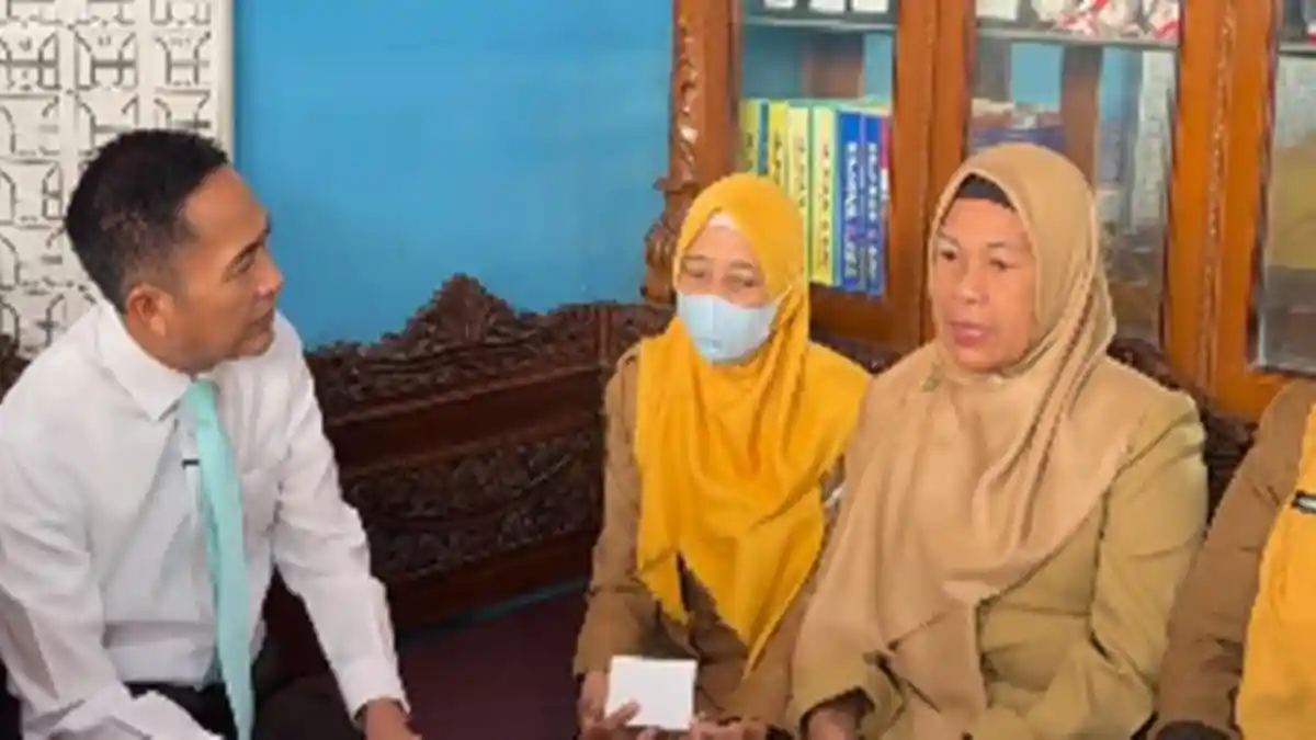 Ditemui Ratu Dewa, Guru SDN 150 Palembang Buka Suara Soal Viral Mata Siswinya Lebam: 'Di Kelas Aman'