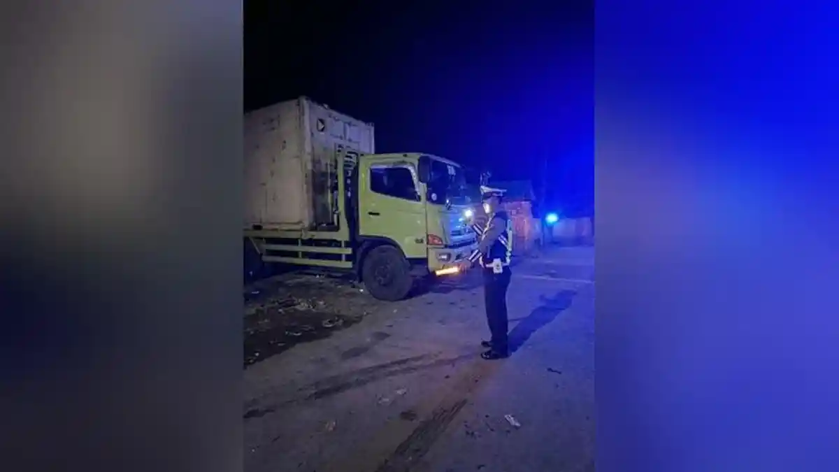 Gegara Dahan Pohon Tumbang Usai Tersenggol Truk Tronton, Dua Pemotor di HST Terluka - Banjarmasinpost.co.id