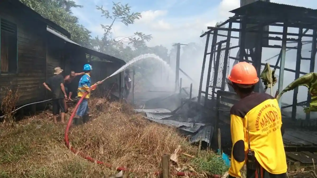 Warga Desa Pulau Membulau Kapuas Geger, Satu Rumah Ludes Terbakar