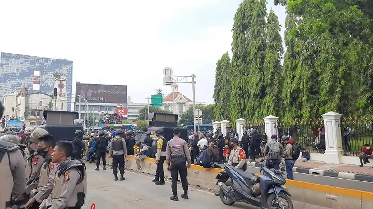 Demo Tolak UU Cipta Kerja di Istana Sempat Ricuh, Ada Lemparan Batu dari Pendemo