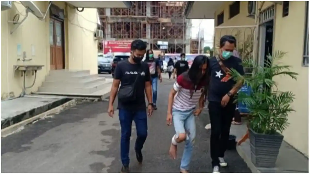 Pria Gondrong di Palembang Mirip Katim Hergon Curi 2 Ponsel, Ditangkap Saat Asyik Main Judi Online