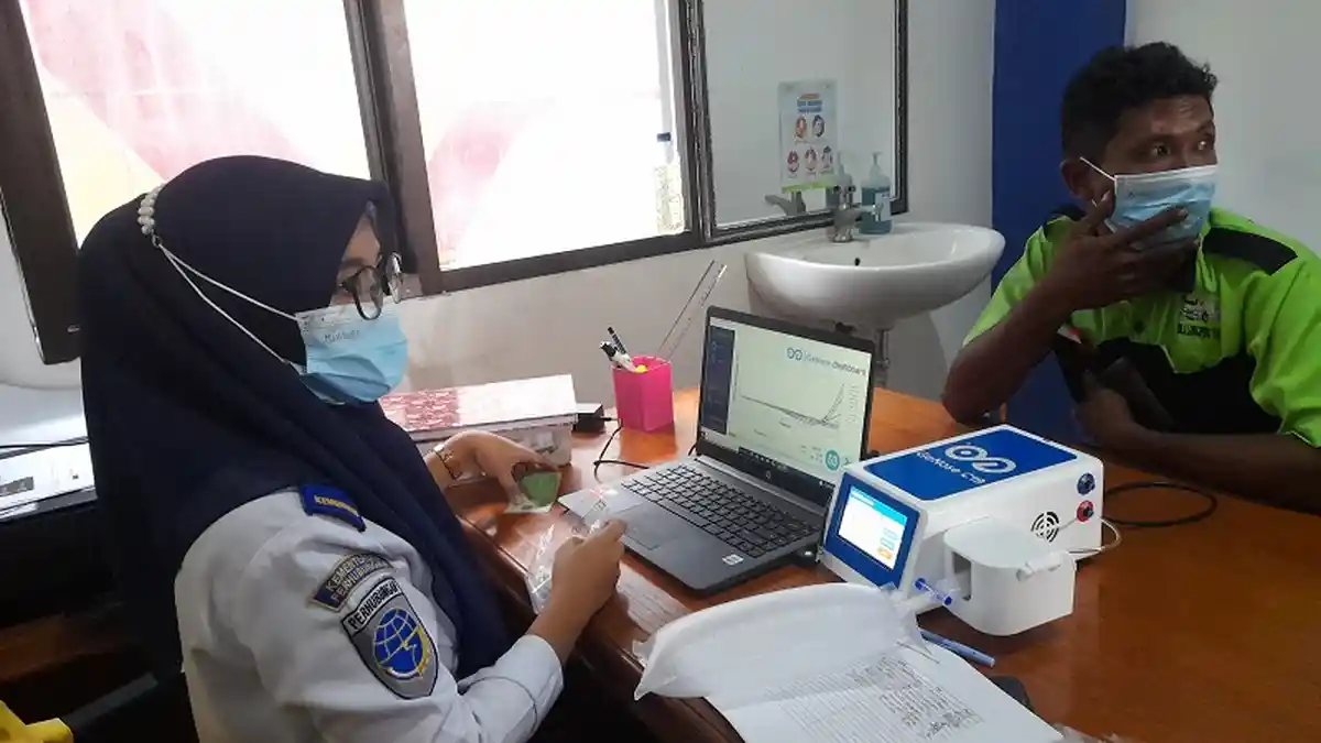 Terminal Pakupatan Serang Gunakan GeNose C19 untuk Periksa Acak Calon Penumpang dan Sopir Bus