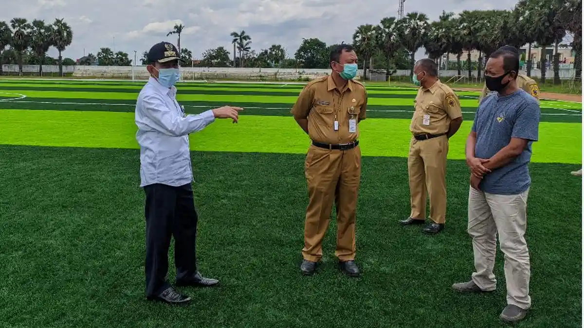 Bupati Pati Haryanto Tinjau Lapangan Rumput Sintetis Stadion Joyokusumo