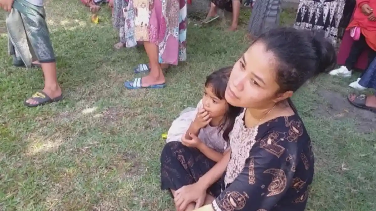 Yuni dan Anaknya Hanya Pasrah Melihat Kondisi Rumah Mereka yang Ludes Dilalap Api