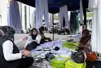 Pedagang Perlengkapan Haji Ramai di Halaman Masjid Syuhada Polman Jelang Manasik