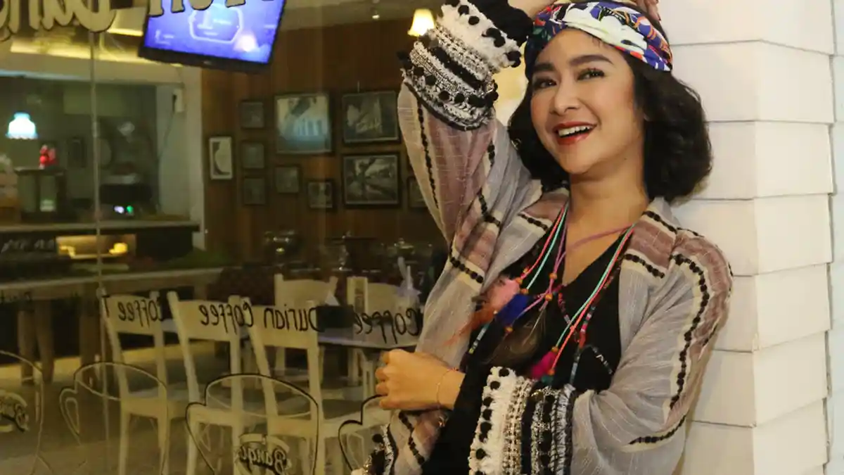 Potret Uut Permatasari yang Kenakan Kebaya Saat Hadiri Kondangan