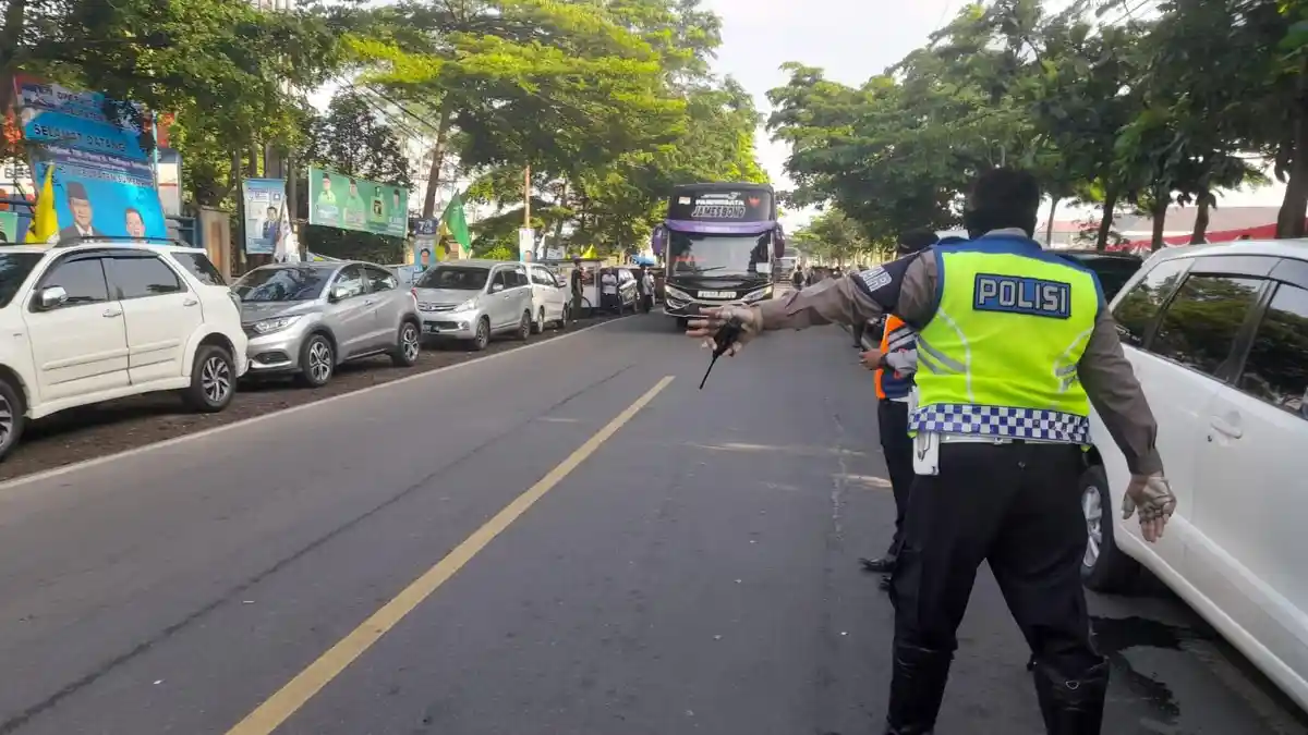 Siang Ini Jalan Raya Sumedang Macet, Jarak 5 KM Butuh Waktu 1 Jam, Itupun Pakai Motor