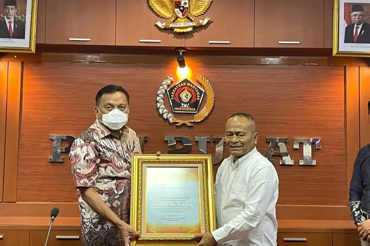 Olly Dondokambey-Steven Kandouw Terima Penghargaan Mitra Pers dari PWI