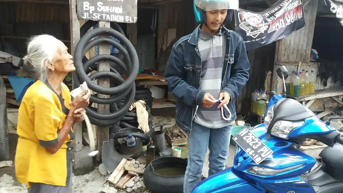 Wahai Pengemis Tak Malukah Anda pada Nenek 73 Tahun Penambal Ban Ini