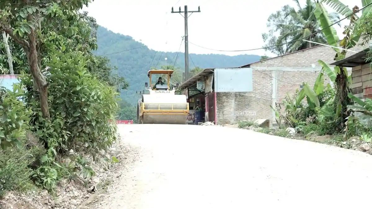 Jalan Pardomuan - Sopobutar Akhirnya Diperbaiki, Warga: Akhirnya Pulang Kampung Bisa Lancar