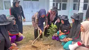 Siswa-SMPN-6-Sampang-antusias-mengikuti-sosialisasi-dan-pelatihan-penanggulangan-bencana.jpg
