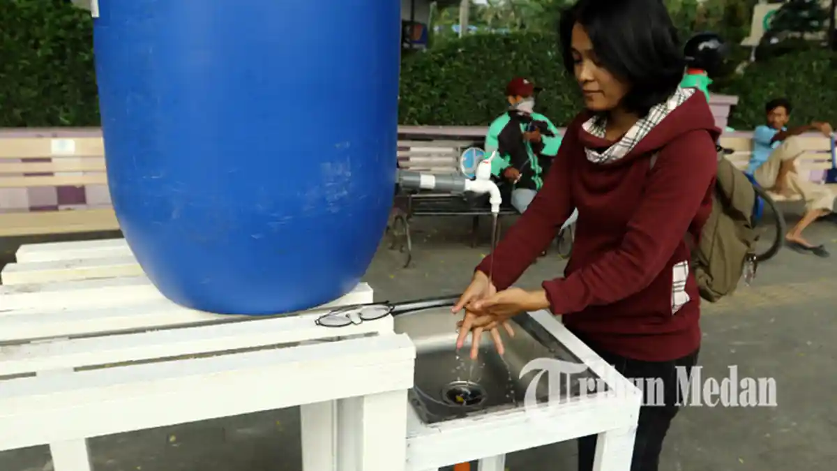 Berita Foto: Upaya Cegah Corona, Pemko Medan Memasang Wastafel Portable di Titik Keramaian - 23032020_fasilitas_mencuci_tangan_danil_siregar-2.jpg