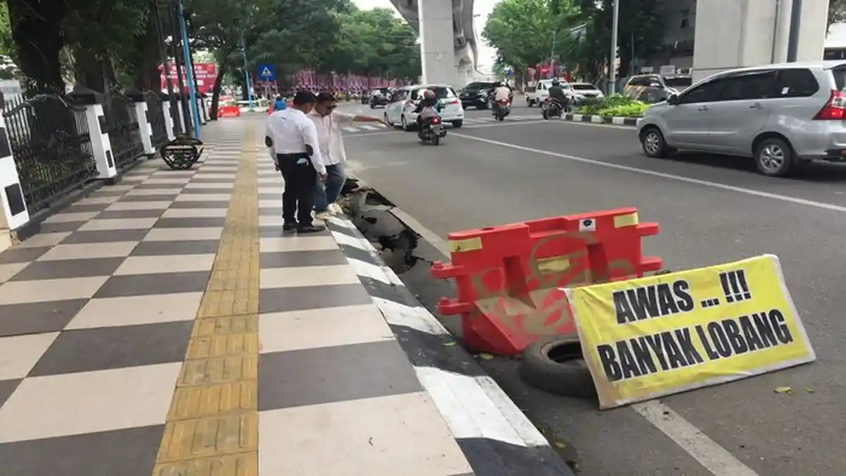 Aspal Depan Pengadilan Negeri Palembang Amblas Sedalam 1 Meter Panjang 6 Meter Ini Kondisinya