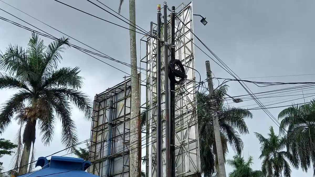 Kondisi Kabel Semraut di Titik Jalan Pangkalpinang, Masing-Masing Perusahan Punya Ciri Khas Kabel