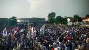 Lautan-Biru-Bobotoh-Padati-GGM-Majalengka-Persib-Bandung-Comeback-Kalahkan-Persija-2-1.jpg