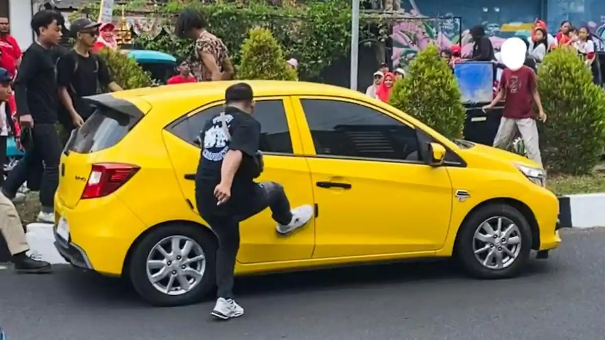 Kronologi Mobil Kuning Nyaris Dirusak Oknum Warga yang Pawai di Tasikmalaya