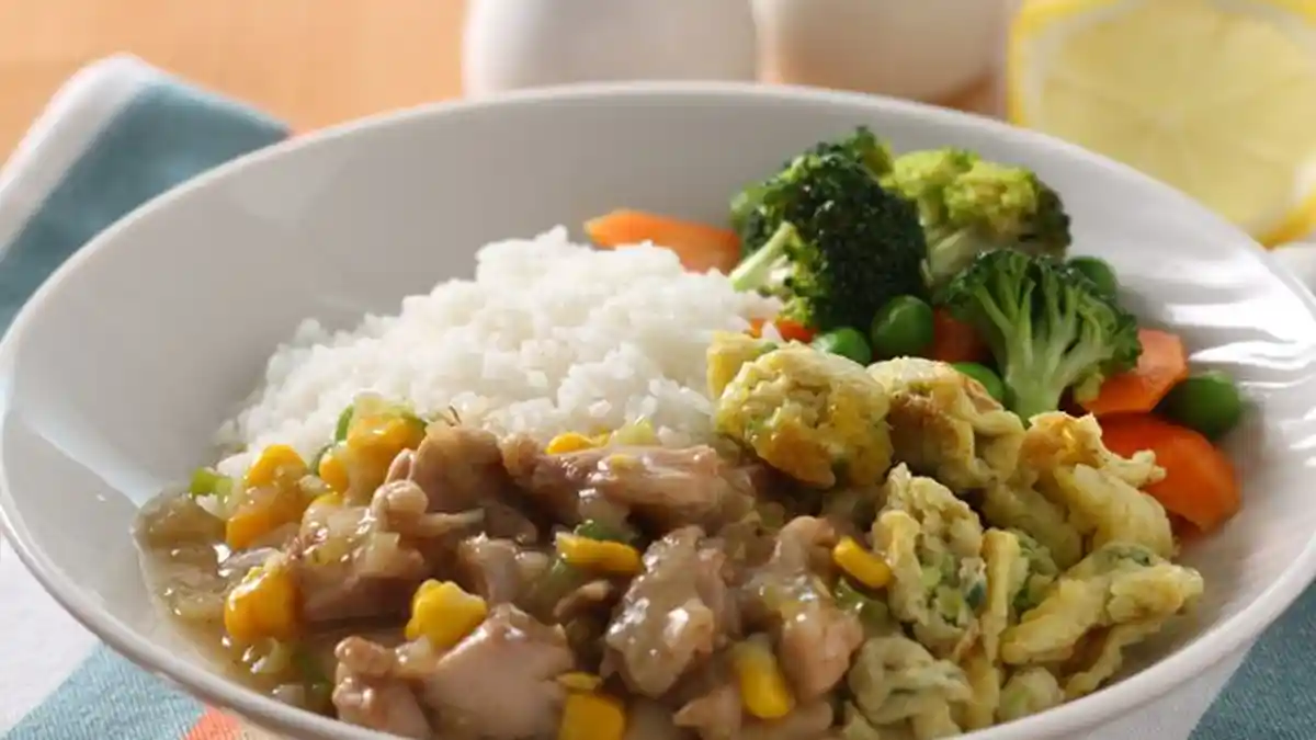 Sekali Suap, Keluarga Pasti Menyukai Chicken Egg Rice Enak Ini