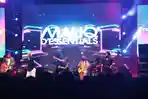 Penampilan-Maliq-DEssentials-di-atas-panggung.jpg