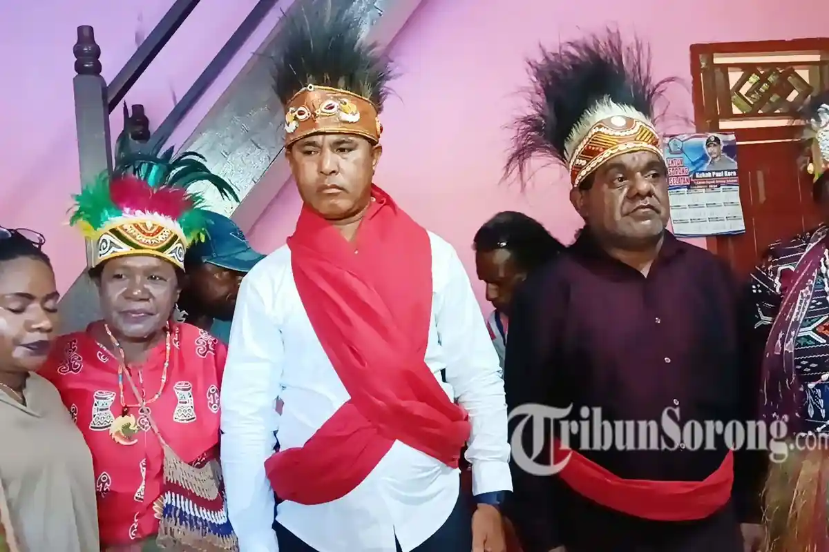 Prosesi Ikat Adat Awali Proses Pendaftaran Balon Paulus Kora dan Yonatan Salambau ke Markas PKB