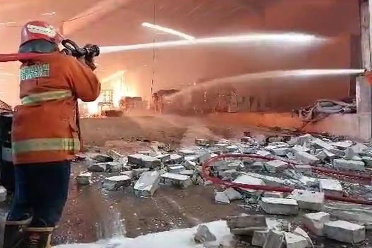 Gudang Kayu di Menganti Gresik Dilalap Si Jago Merah, Damkar Butuh Waktu 5 Jam untuk Padamkan Api