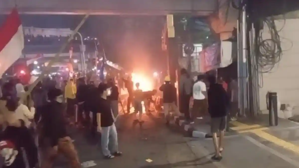 Massa Merusak dan Membakar Polsek Jatinegara Jakarta Timur