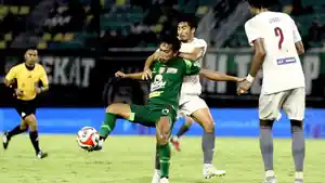 Pemain-Persebaya-Surabaya-Riyan-Ardiansyah-dijaga-ketat-pemain-PSM-Makassar.jpg